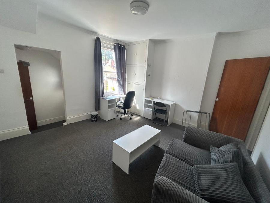 Flat Redcliffe Road in Nottingham