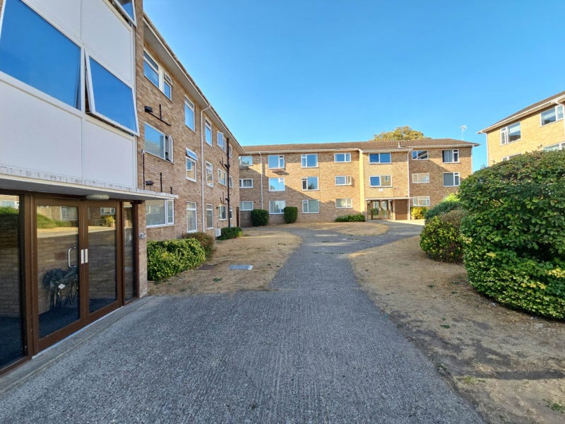 Flat Old Kennels Court in Reading