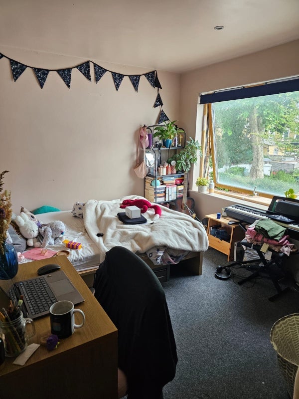 Room Queen Annes Square in Greater London