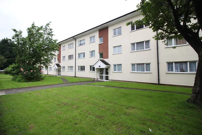 Flat Wayfarer Road in Greater London