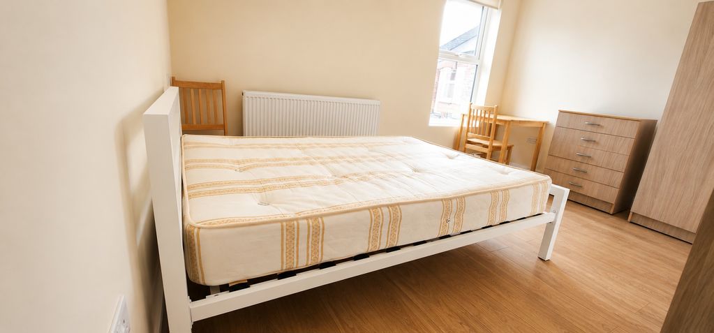 Room High Road in Greater London