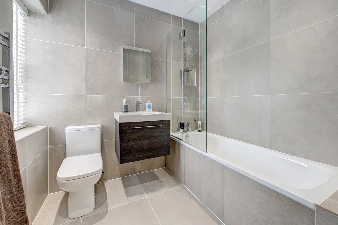 Flat Phoenix Road in Greater London