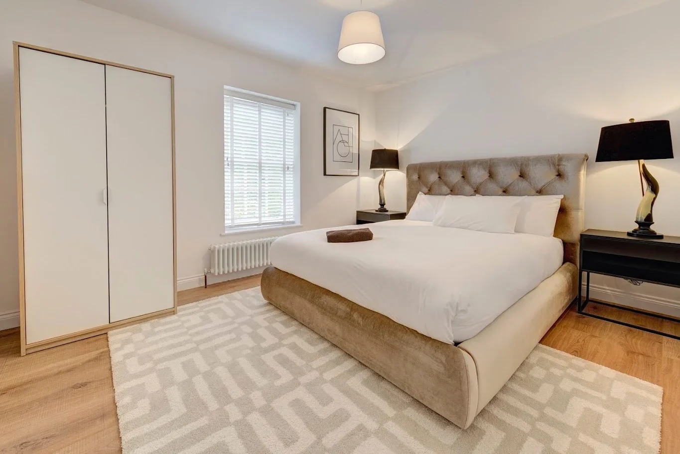 Flat Phoenix Road in Greater London