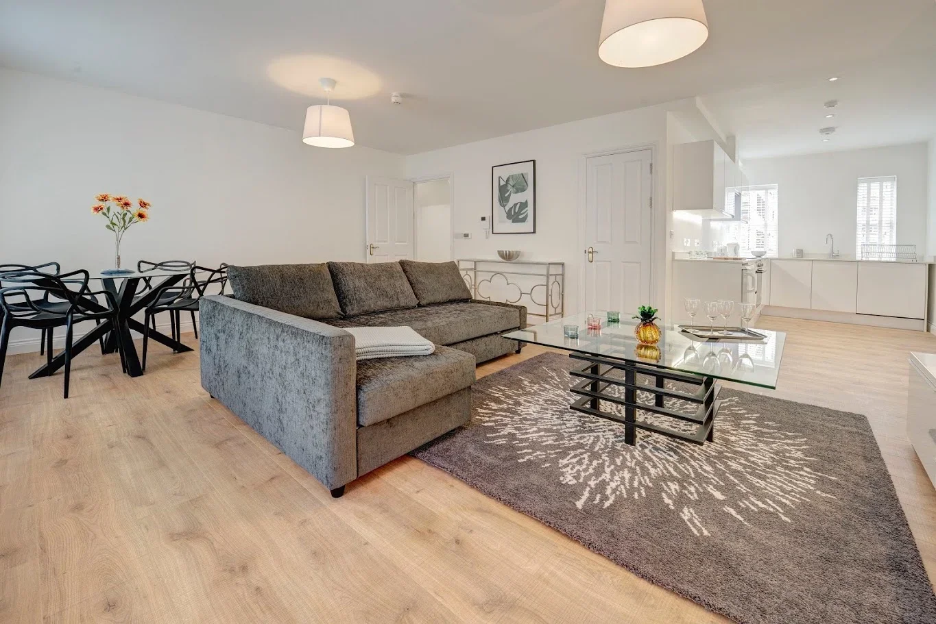 Flat Phoenix Road in Greater London