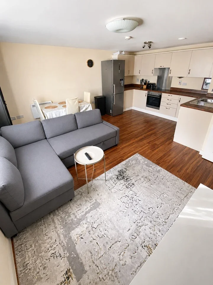 Flat Schoolgate Drive in Greater London