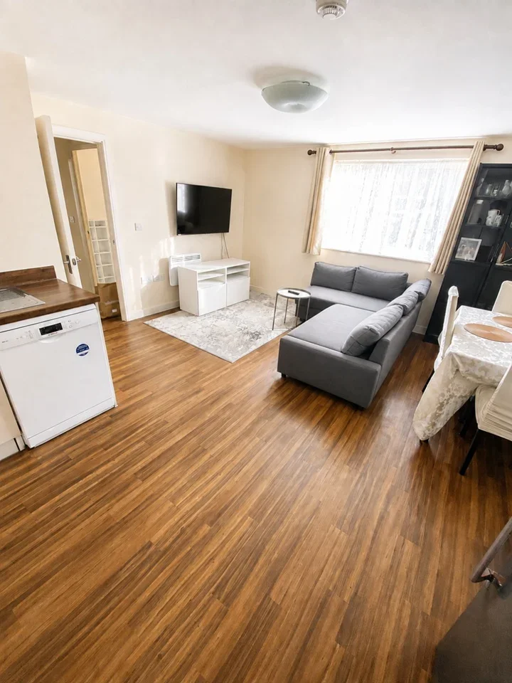 Flat Schoolgate Drive in Greater London