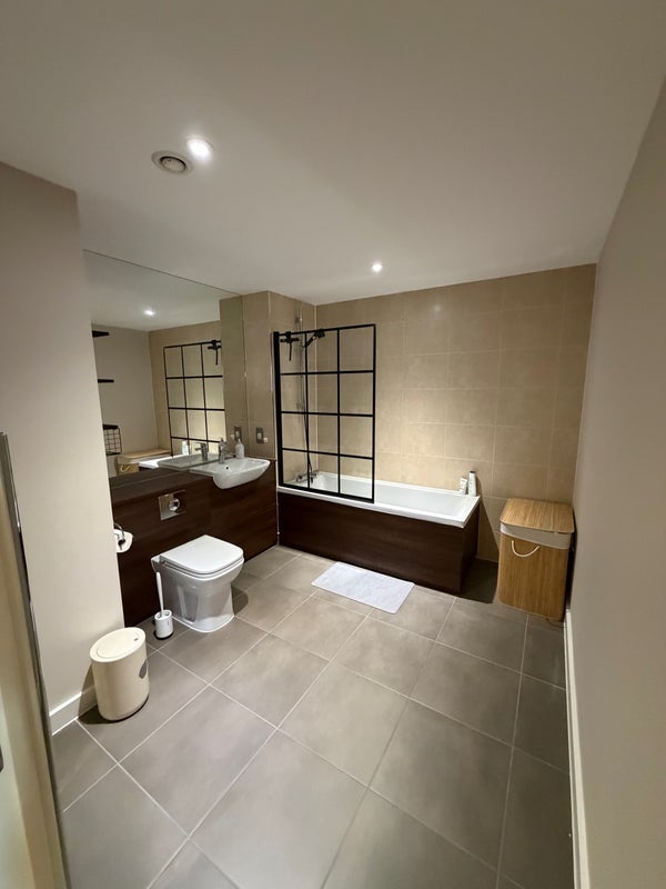 Flat Rathbone Street in Greater London
