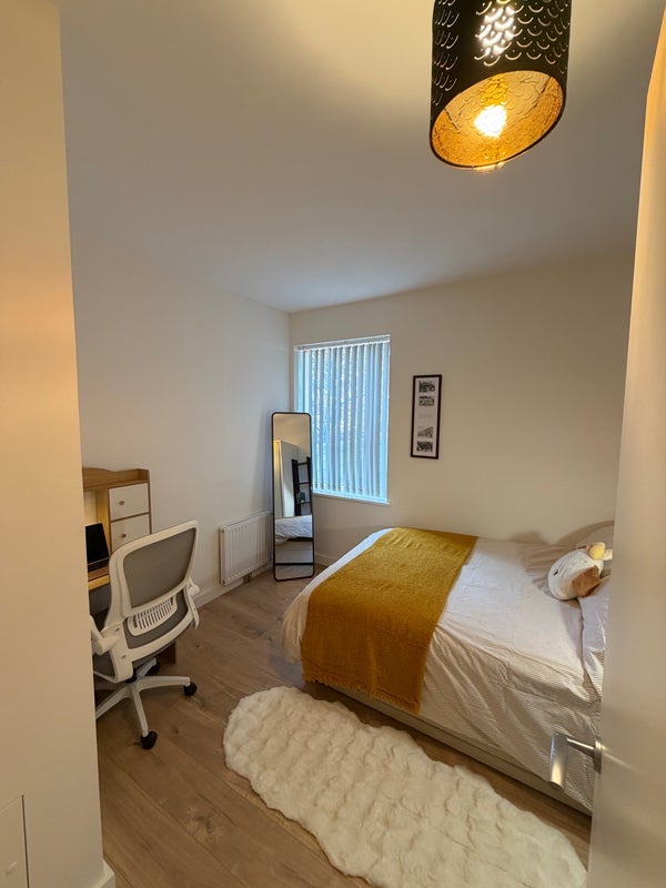 Flat Rathbone Street in Greater London