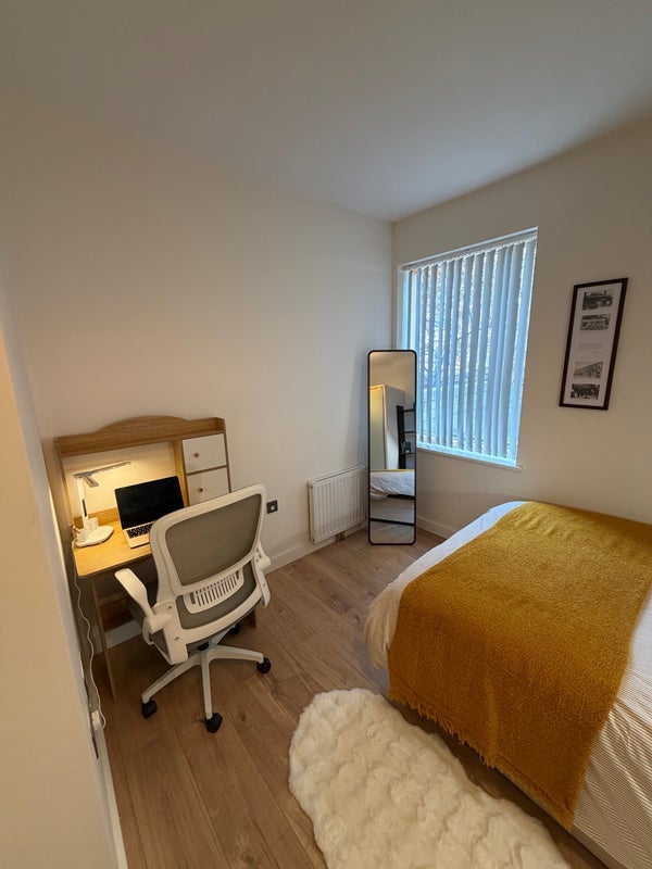 Flat Rathbone Street in Greater London