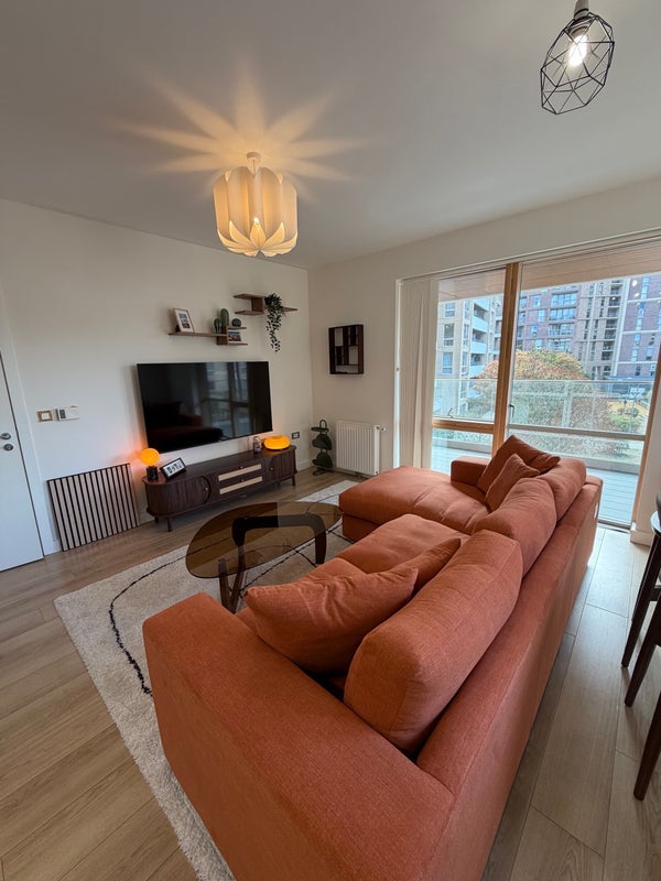 Flat Rathbone Street in Greater London