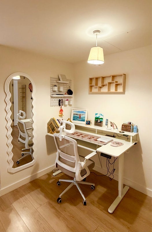 Flat Rathbone Street in Greater London