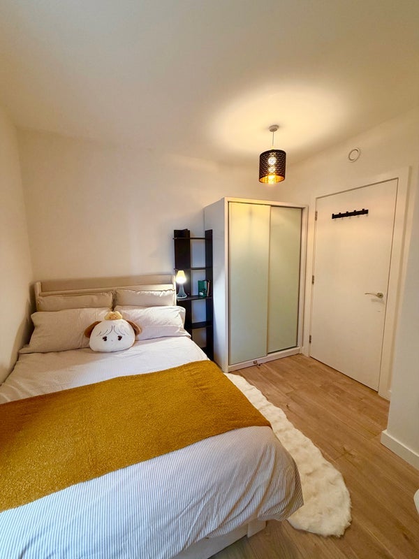 Flat Rathbone Street in Greater London