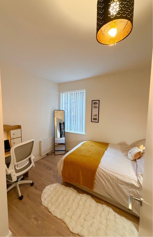 Flat Rathbone Street in Greater London