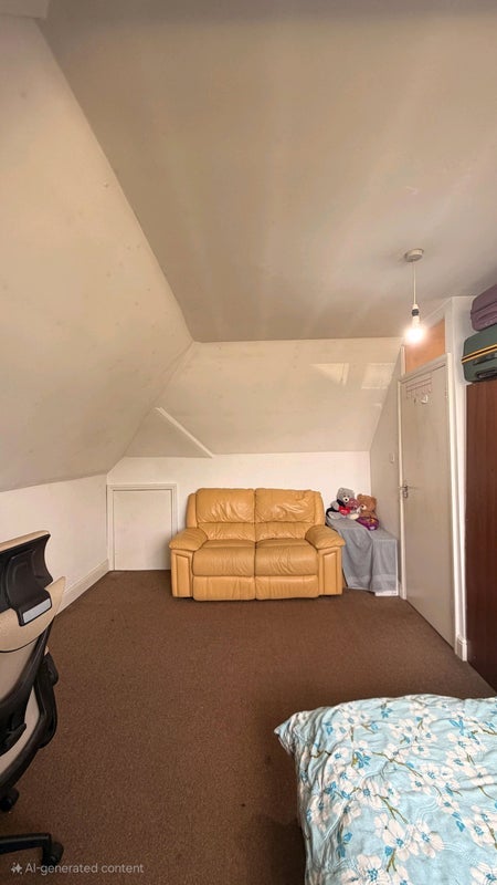 Room Hillside Avenue in Greater London