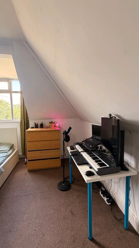 Room Hillside Avenue in Greater London