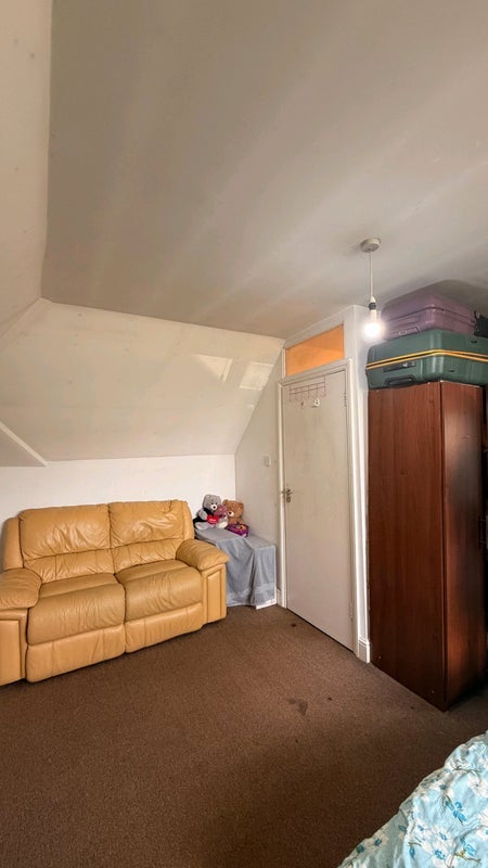 Room Hillside Avenue in Greater London