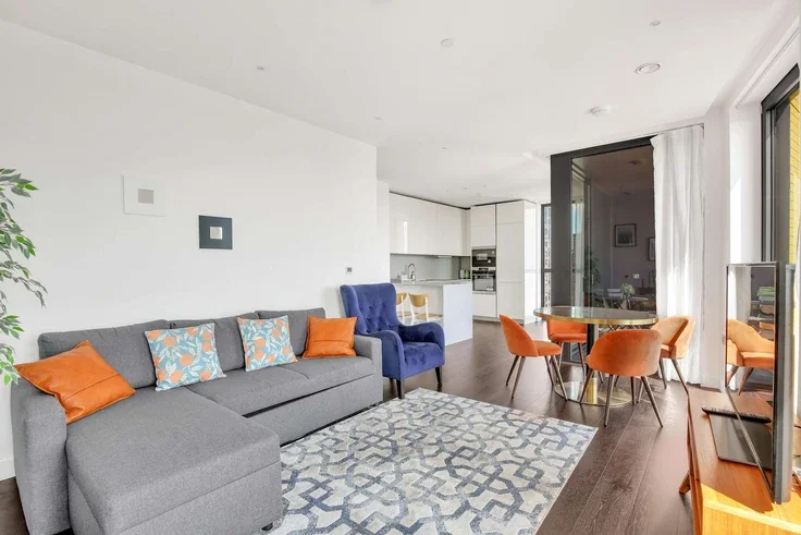 Flat Ponton Road in Greater London