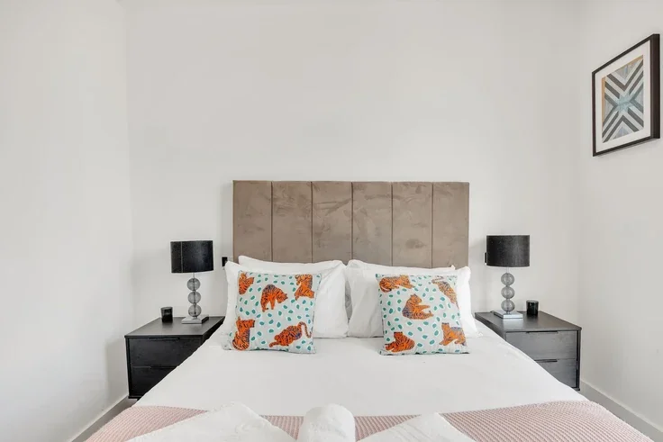 Flat Ponton Road in Greater London