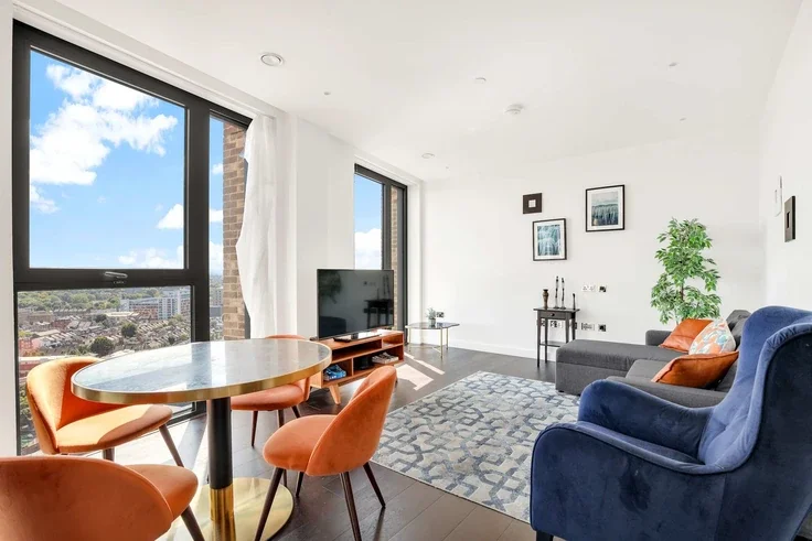 Flat Ponton Road in Greater London