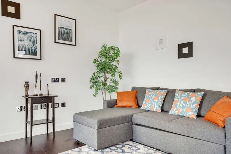 Flat Ponton Road in Greater London