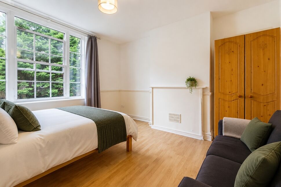 Flat Greenham Close in Greater London