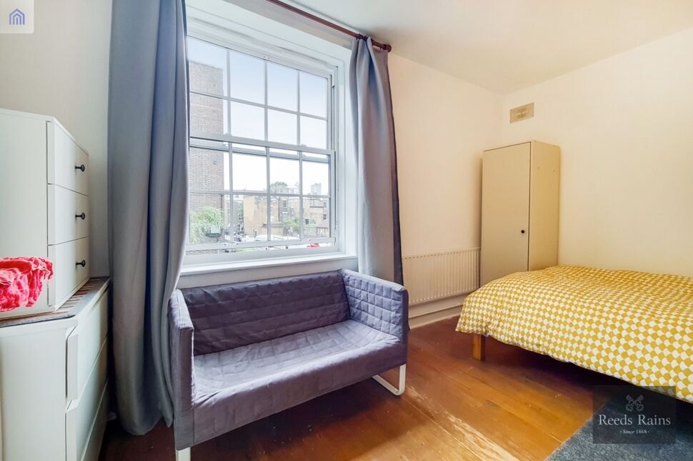 Flat Greenham Close in Greater London