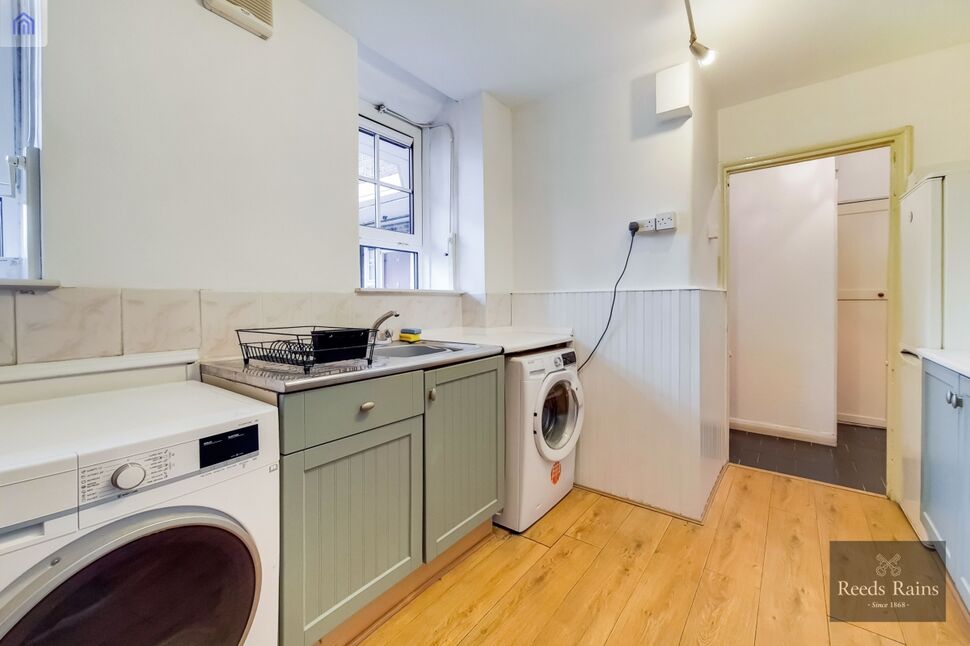 Flat Greenham Close in Greater London