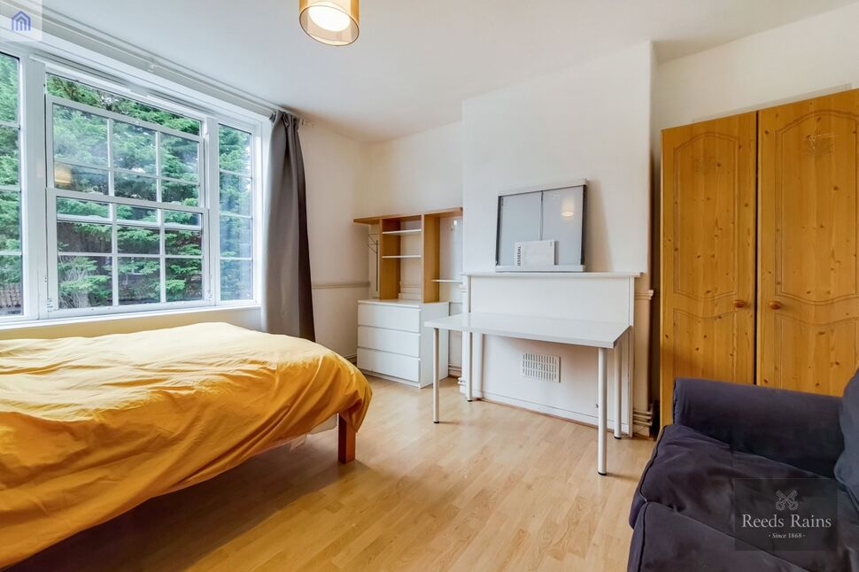 Flat Greenham Close in Greater London