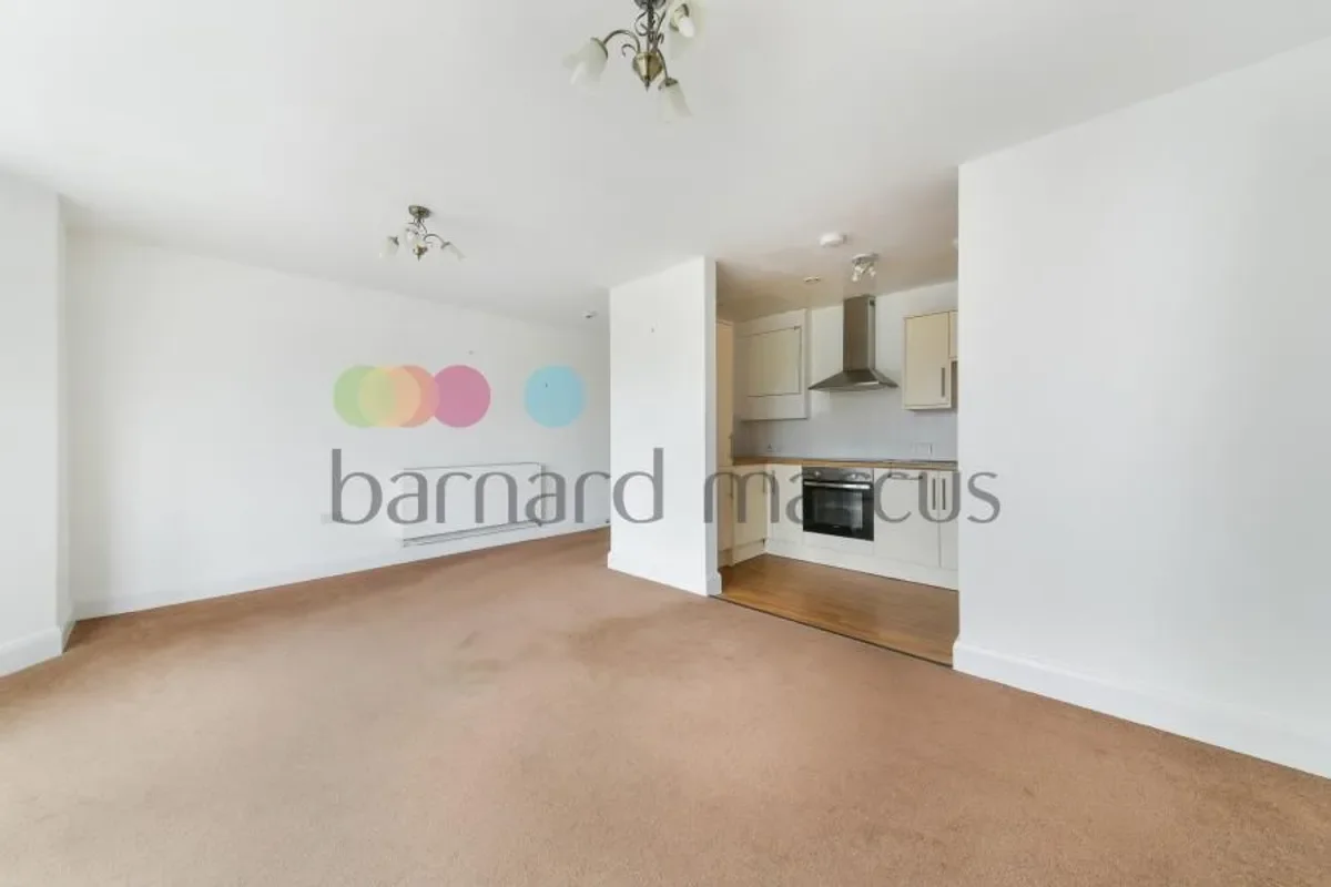 Flat Warham Road in Greater London