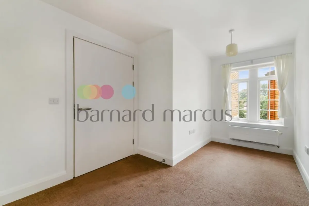 Flat Warham Road in Greater London