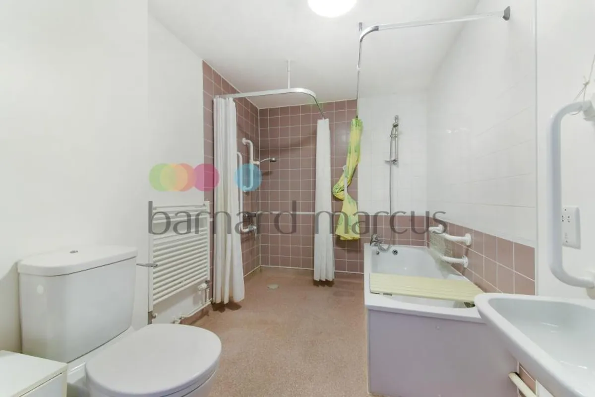 Flat Warham Road in Greater London