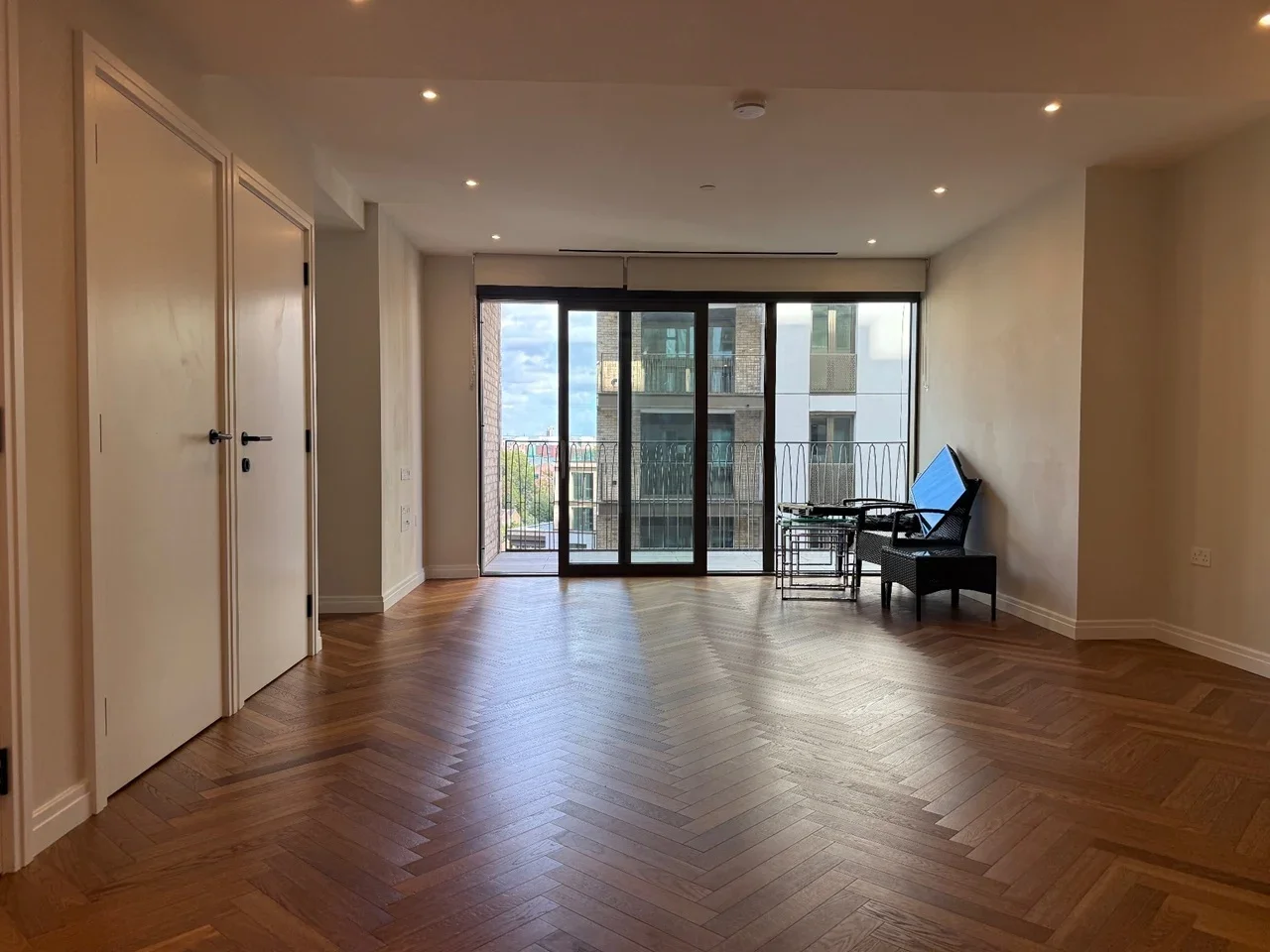 Flat Michael Road in Greater London