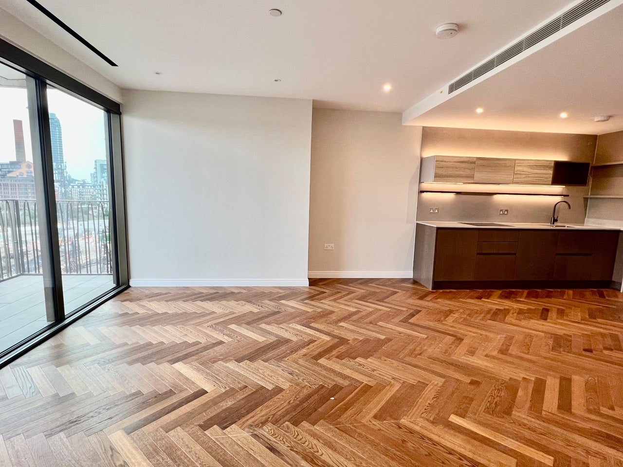 Flat Michael Road in Greater London