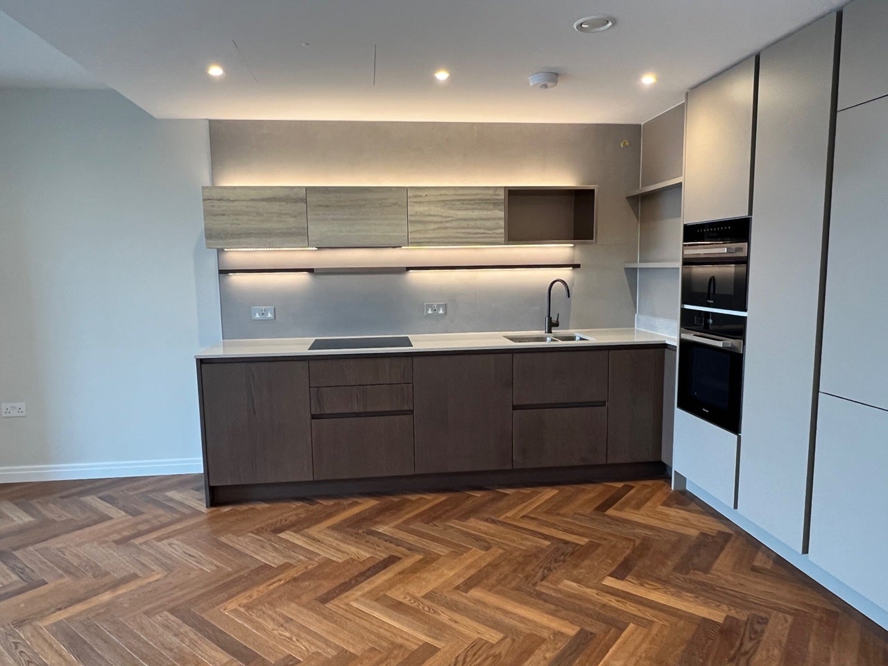 Flat Michael Road in Greater London