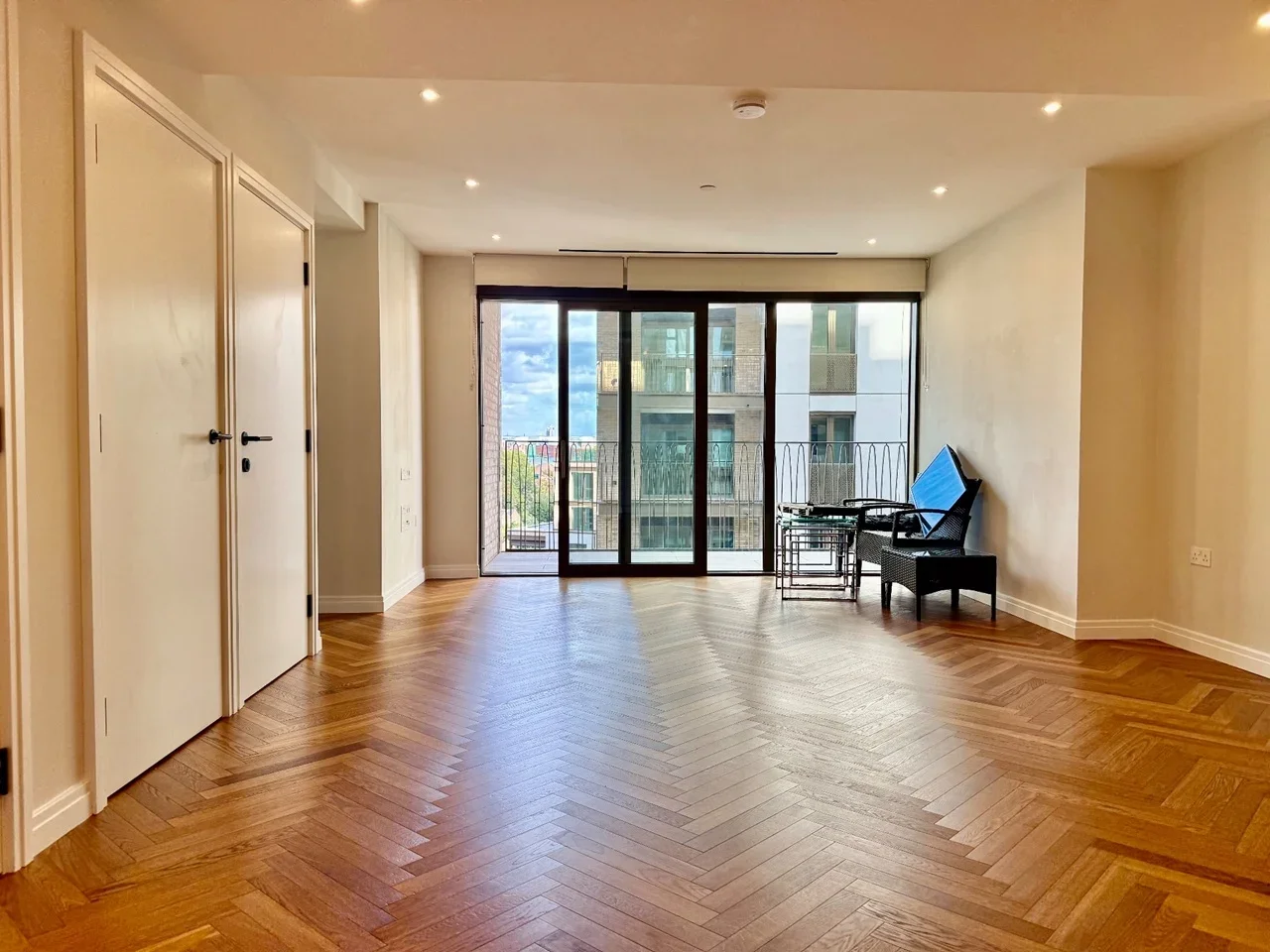 Flat Michael Road in Greater London