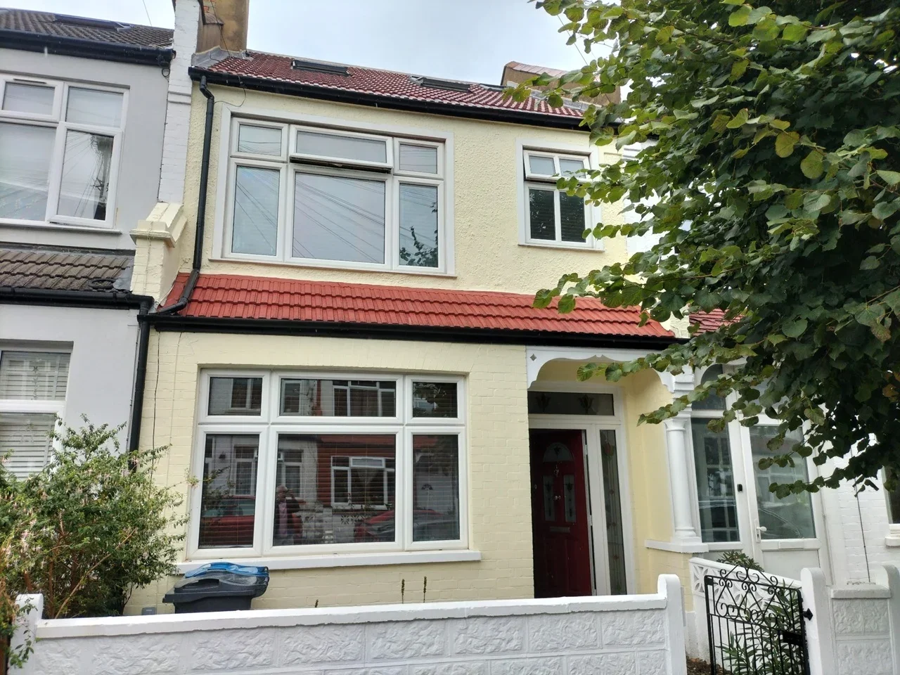 Room Deal Road in Greater London