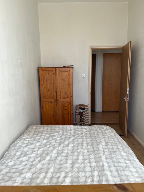 Room Byegrove Road in Greater London