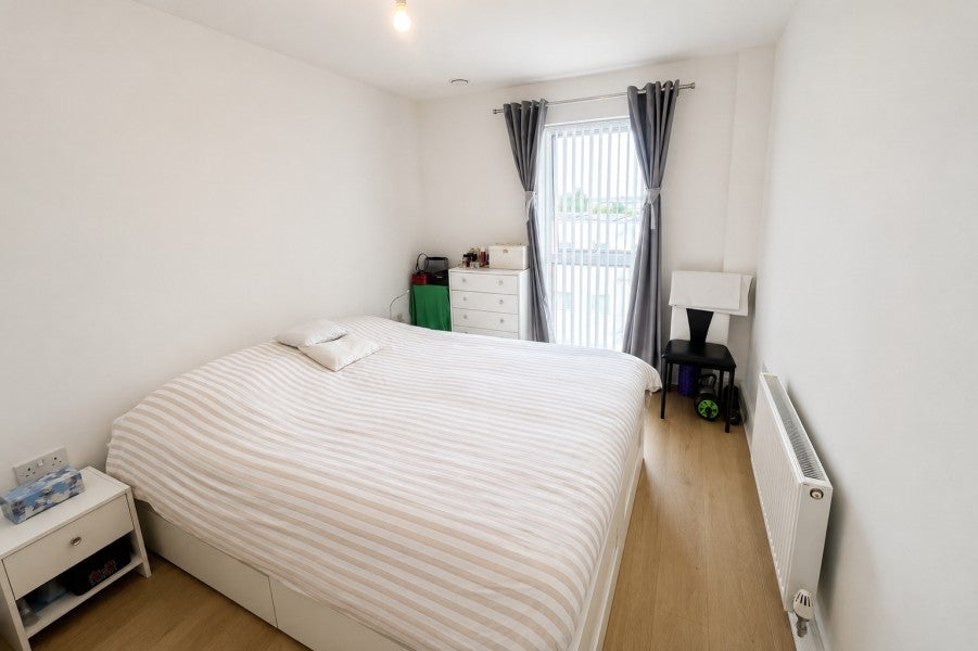 Flat Walnut Tree Close in Guildford