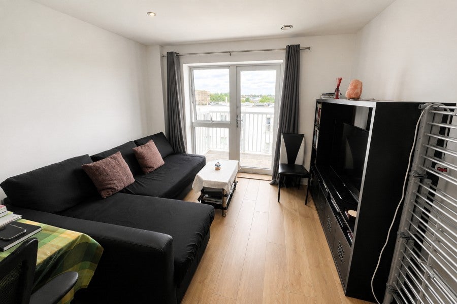Flat Walnut Tree Close in Guildford