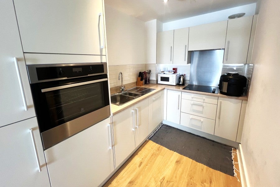 Flat Walnut Tree Close in Guildford