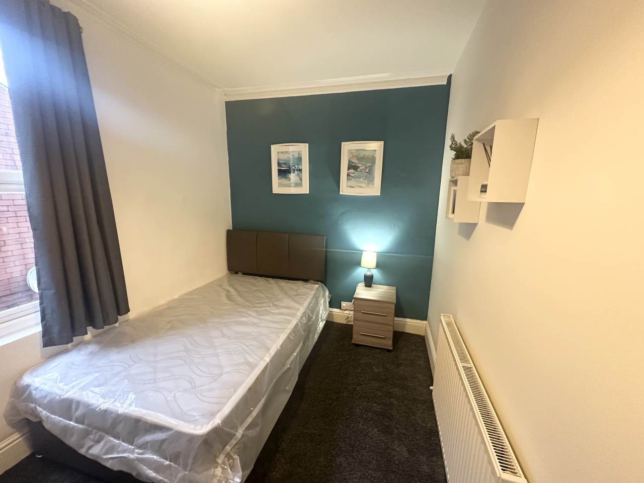 Room Colmore Road in Leeds