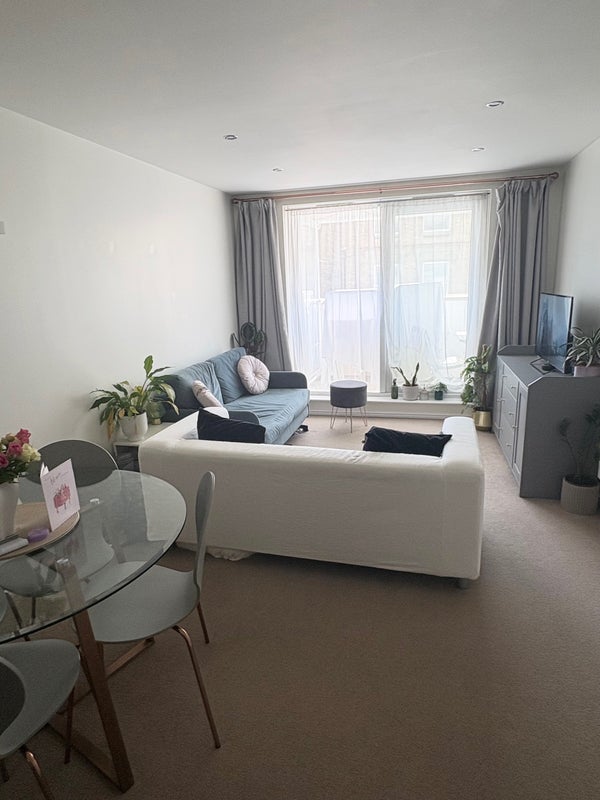 Room Morrish Road in Greater London