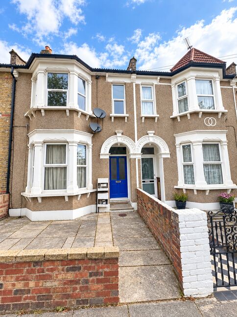 Flat Medusa Road in Greater London