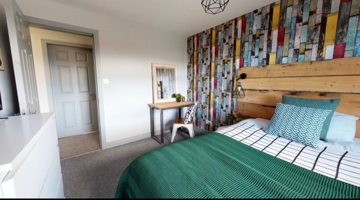 Room Priory Road in Wakefield