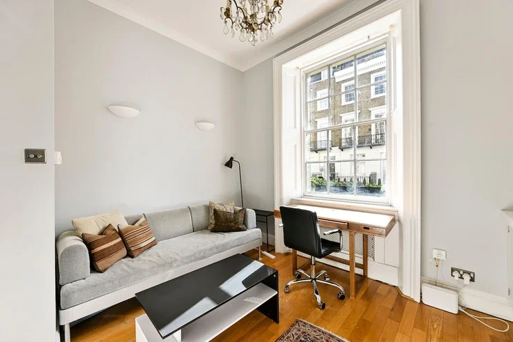 Flat Eccleston Square Mews in City of Westminster