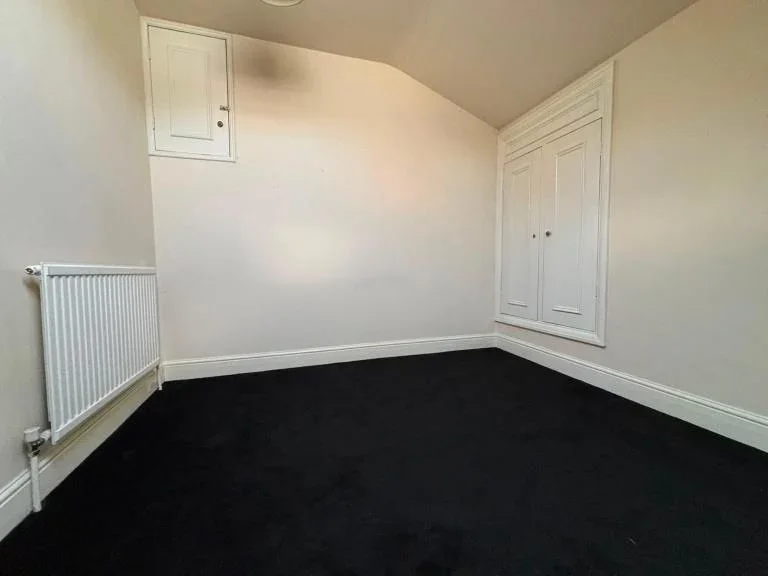Flat Kings Avenue in Greater London