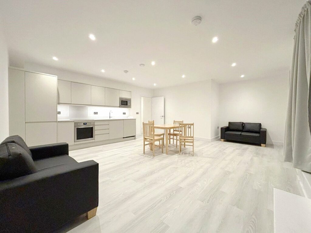 Flat Farnborough Road in Rushmoor