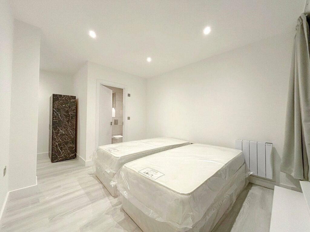 Flat Farnborough Road in Rushmoor