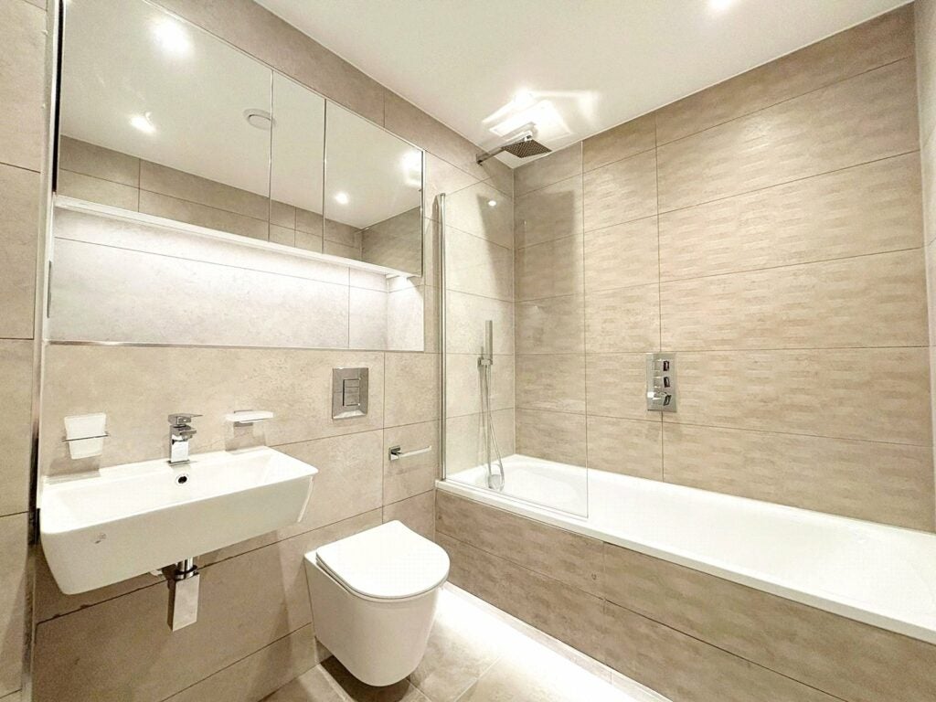 Flat Farnborough Road in Rushmoor
