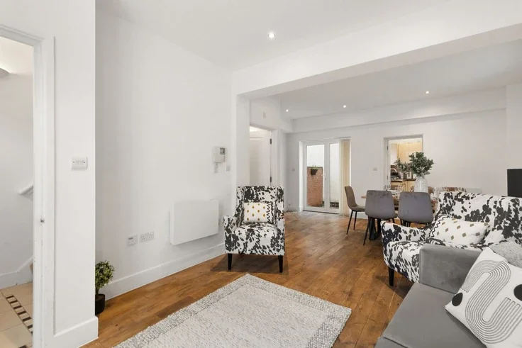 Flat Seal Street in Greater London